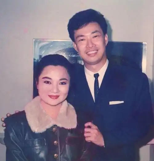 63岁还没有结婚!星爷真的让人心疼,李玉刚出家,看破红尘