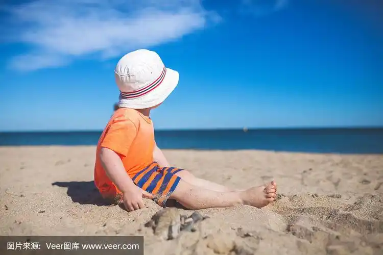 小男孩在沙滩上玩