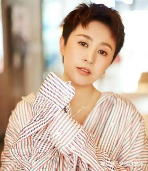 马丽1岁儿子近照罕曝光,剃寸头小脑袋圆润,皮肤白美手臂肉嘟嘟_许文赫