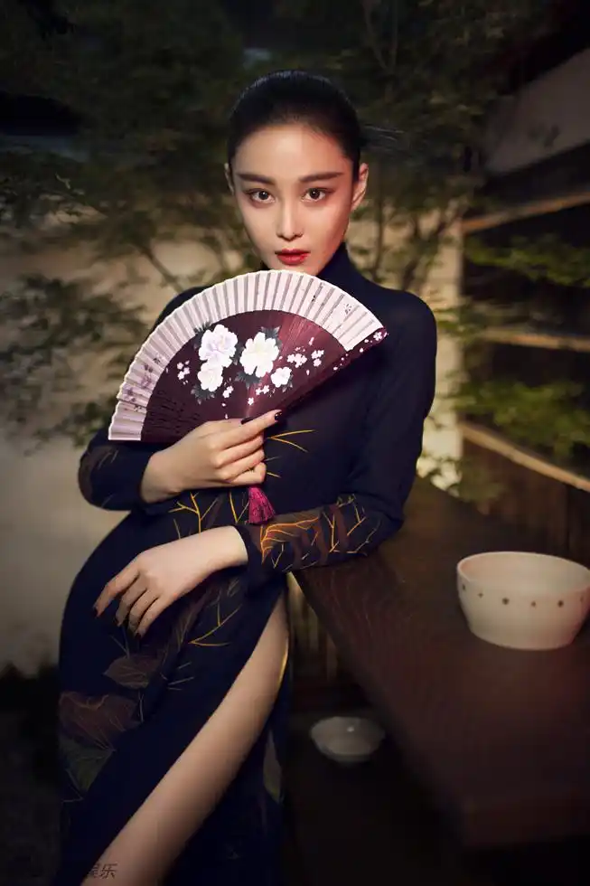 张馨予复古盘发红唇刷颜值 旗袍开到腰大秀美腿