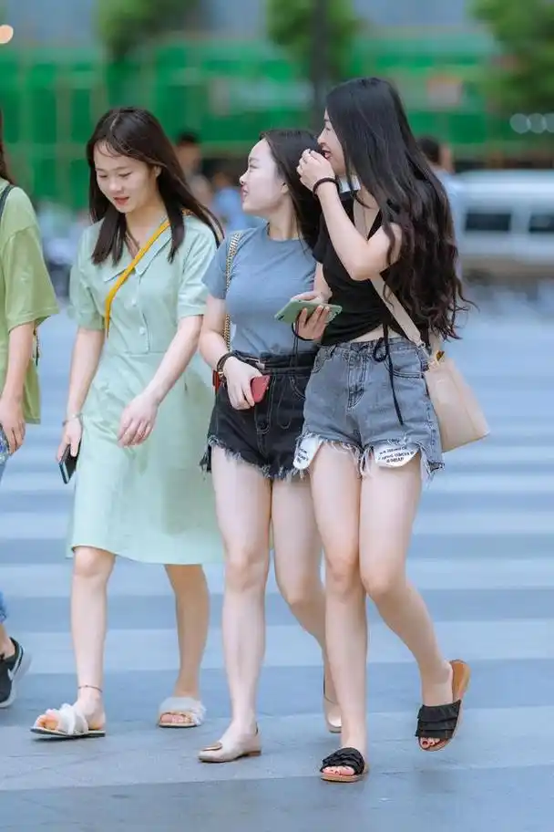 长沙街拍开心聊天的好姐妹