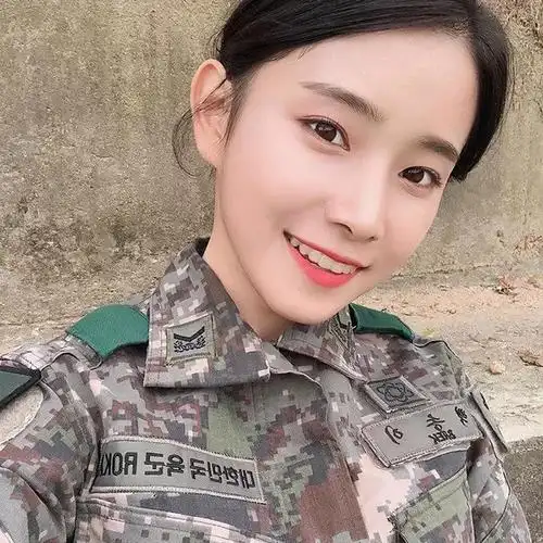 韩允智出生于1996年,今年24岁,身高160cm.大学是电影专业.