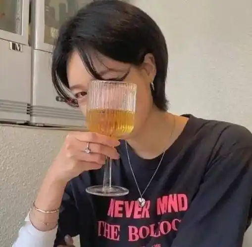 今年流行的酷帅风格的女生短发剪完整个人都大变样