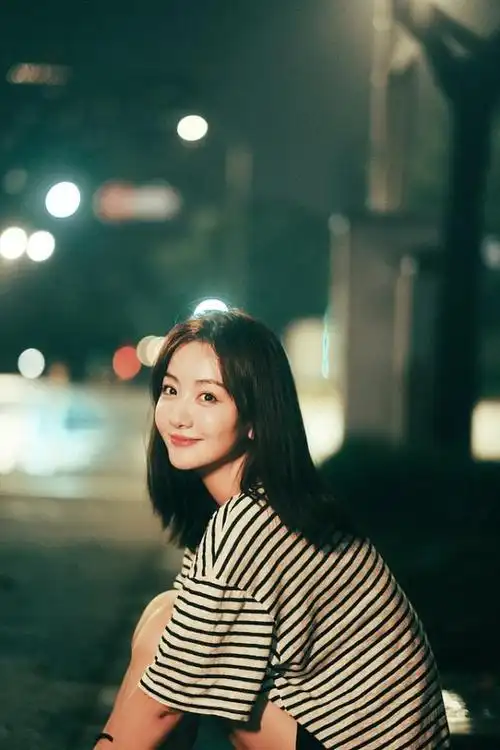 杨蓉五官端庄,长相大气,恰逢小圆脸的清纯气质,在年龄感的加持作用下