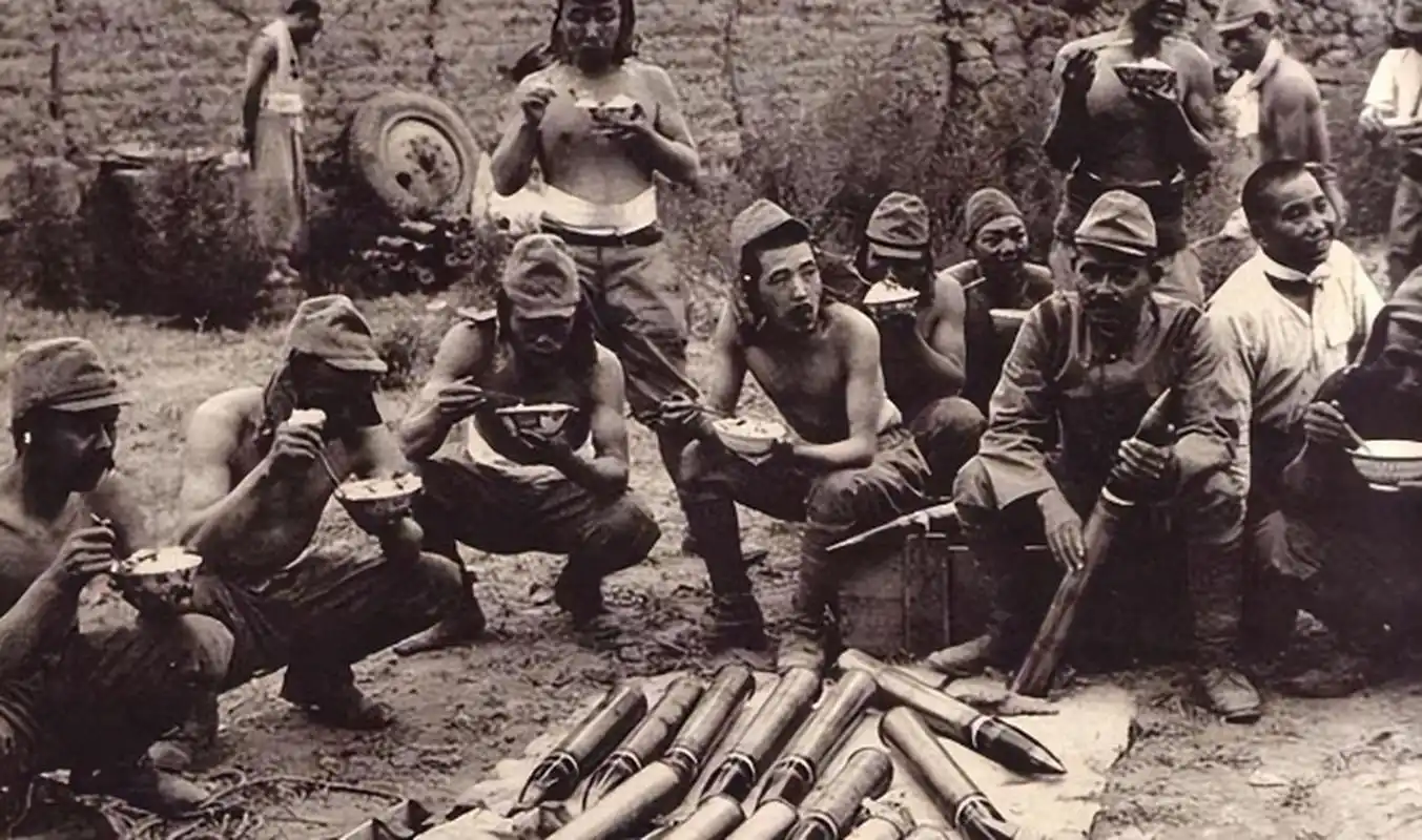 历史老照片: 侵华战争期间,一组日本侵略者的留影.