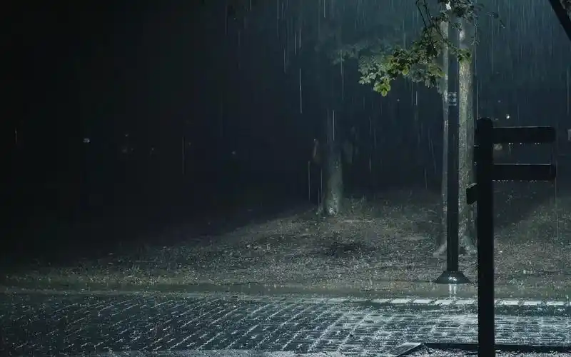【真实雨声】夜晚路灯下的大雨,一小时夜晚路灯下的雨声,5分钟快速