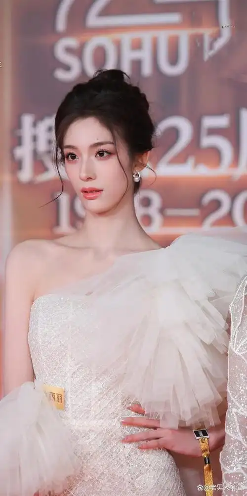 钟丽丽时尚盛典造型,一袭白色蕾丝长裙明艳动人,优越锁骨尽显