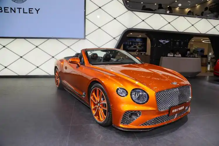 宾利欧陆 2022款 6.0t gt w12 敞篷版,指导价373.8万元,过来看看?