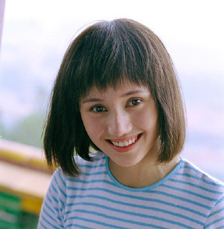 近日,有网友曝光了一组袁泉年轻时候的照片,即使没有修图,颜值依旧