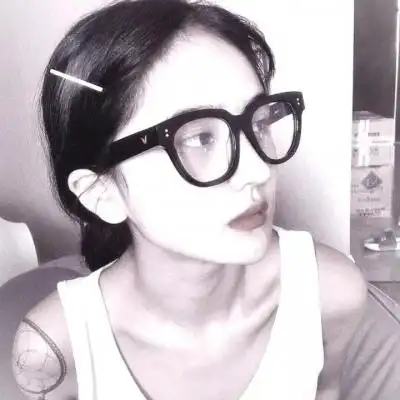 时尚潮流戴眼镜女生头像清新头像戴眼镜的女生图片