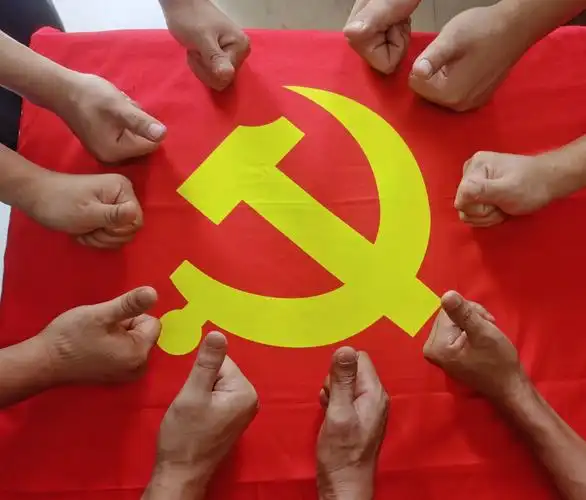 活动中,执法队员以多种形式和创意进行拍摄,用镜头记录下"我与党旗"的