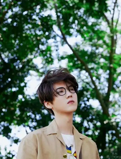 鹿晗眼镜杀来袭 清新阳光斯文败类皆可驾驭