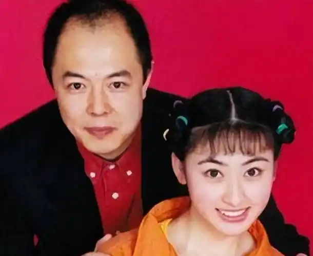 当儿子张月亮仅1岁时,张铁林便与外籍妻子离了婚,把年幼的女儿一个人