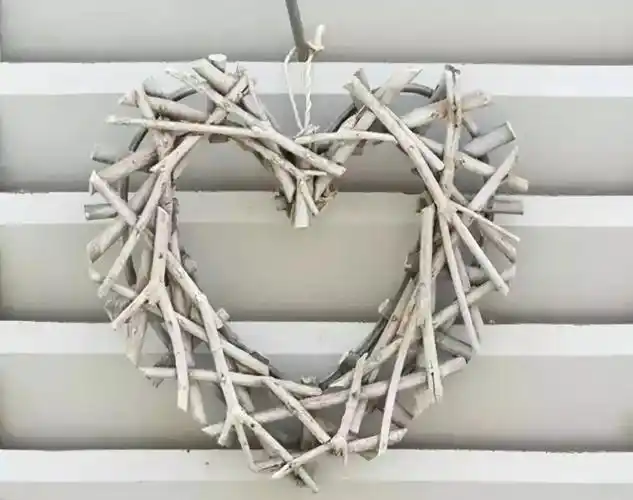 长长短短的枯树枝做成的圣诞树组合拼贴画:加上一点点装饰,枯树枝迎来