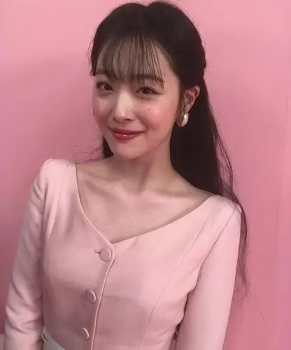 崔雪莉 | 画报拍摄花絮,活泼的粉红造型,笑起来更似牛奶水蜜桃