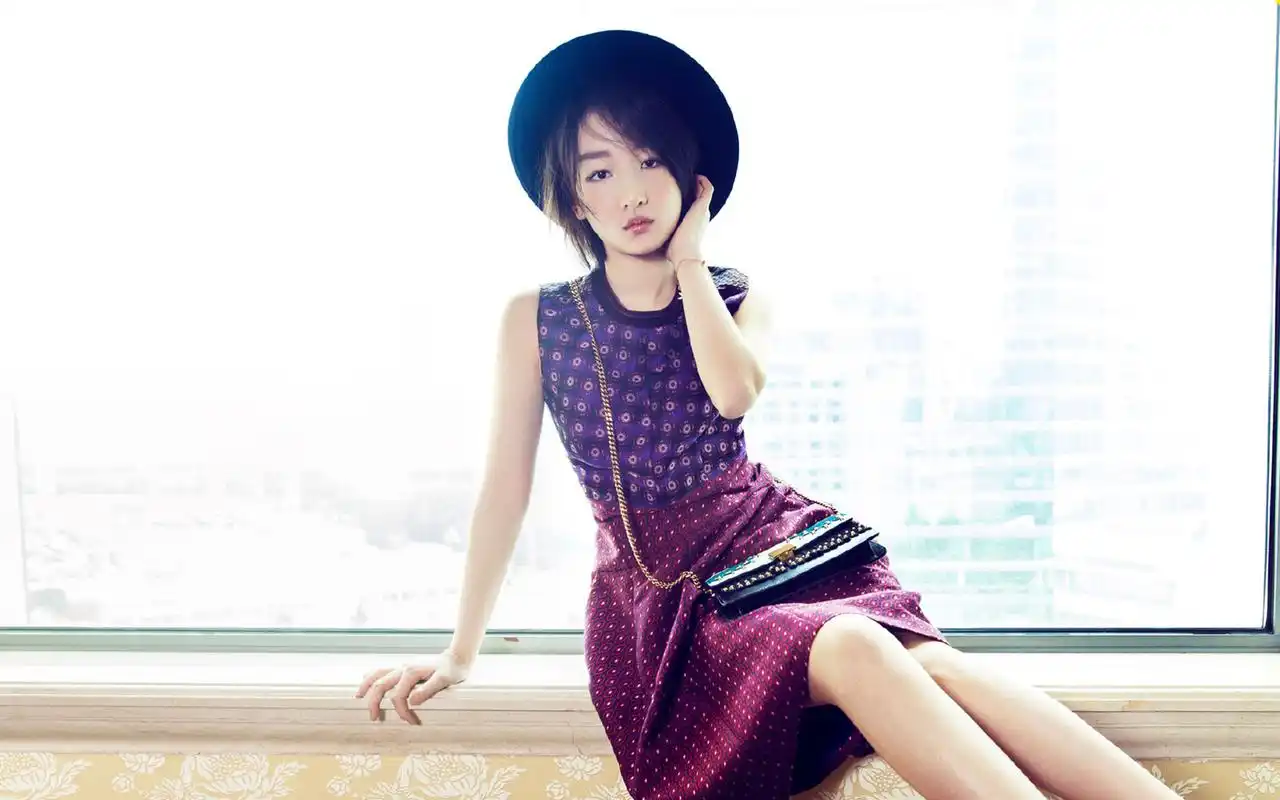 周冬雨清新时尚写真图片桌面壁纸