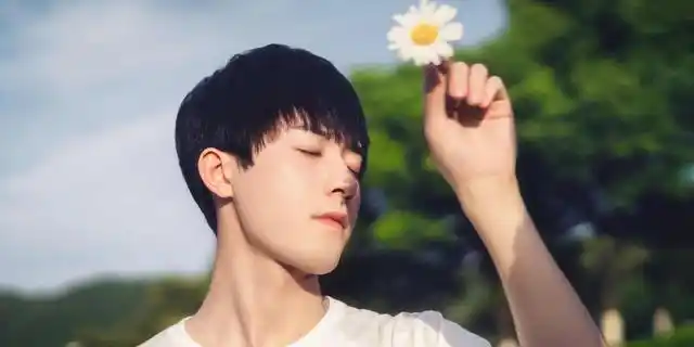 男生拍照pose大全,用简单自然的姿势,你也能拍照帅气有风格