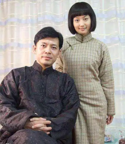 57岁何政军近照曝光,头发乌黑精神饱满,夫妻恩爱女儿是学霸|演员|老戏