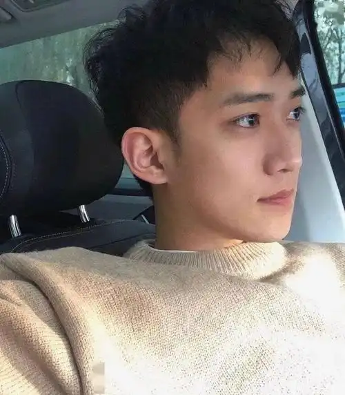 网友们冒死偷拍的素人帅哥究竟有多帅?_我们学校