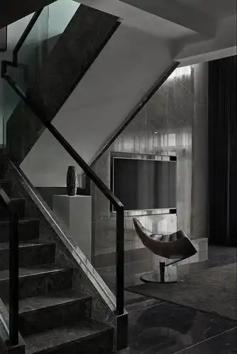 楼梯在客厅和餐厅之间,大理石踏步,玻璃扶手,都是气质和经典的存在.