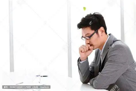 一个人独坐沉思的图片心累有苦说不出的图片2022已更新今日动态