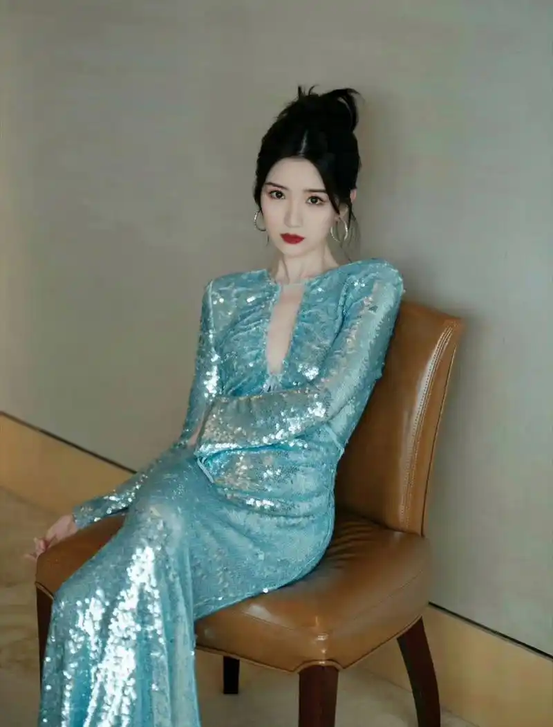 毛晓彤,蓝色亮面长袖深v连衣裙,超显好身材!