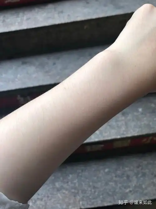 女生手臂腿上汗毛多啥原因 为什么有的女孩子的手臂上的汗毛不明显,有