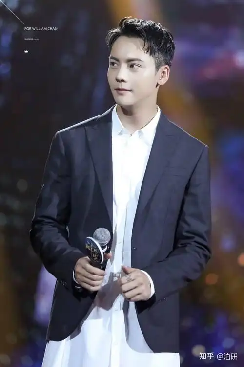 陈伟霆的鼻子是比较高挺的,而且鼻梁比较直.