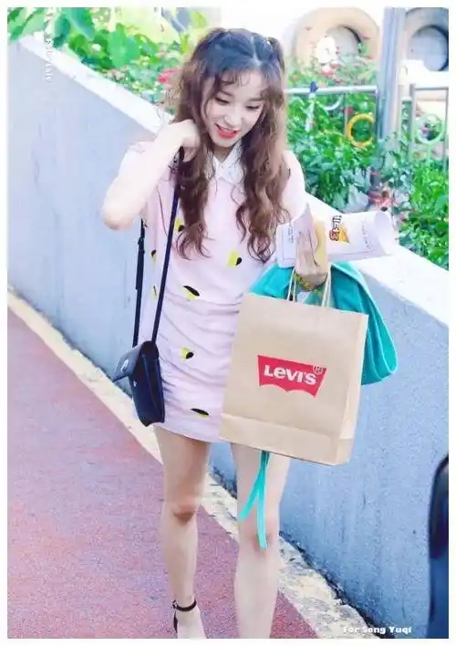 宋雨琦这腿绝了,看起来120斤,却将"毒液袜"当鞋穿,优秀_时尚_穿着