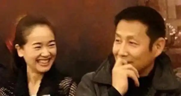 68岁陈道明被偶遇头发胡子已全白穿500元真丝t很接地气