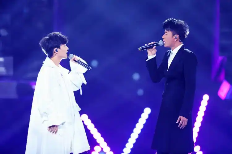 神仙歌喉周深再次合作李克勤献唱东方卫视跨年盛典2020火力全开不断