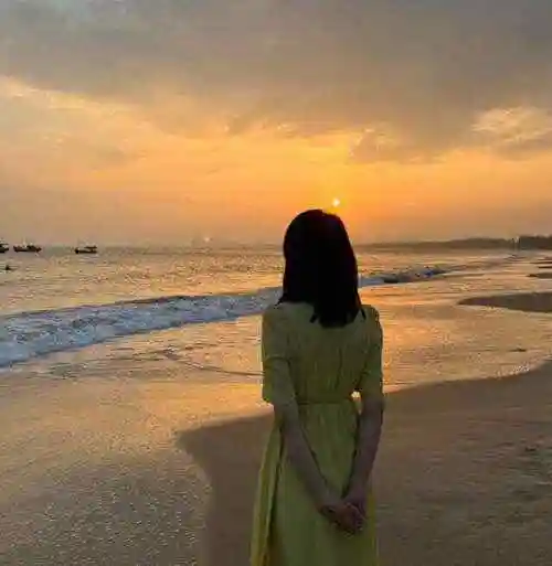 不过仅仅一个背影也写满了美人的气质