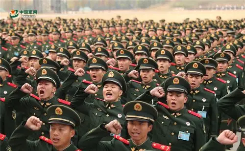 想当武警战士?先来感受下新兵授衔的壮观场面