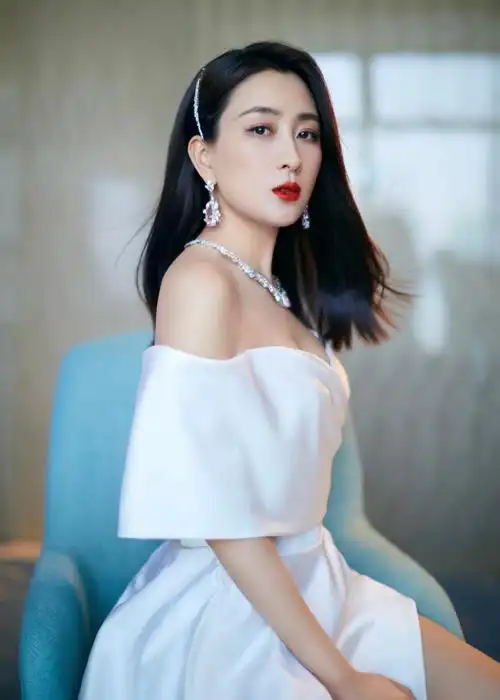 身材饱满的马苏icon穿抹胸裙女人味十足丰腴美十分吸睛又撩人