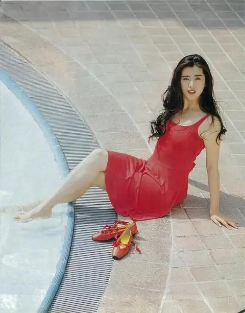 女人穿裙子的时候太迷人王祖贤年轻时的照片放到现代也很美