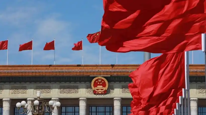 人民日报评论员:高举中国特色社会主义伟大旗帜