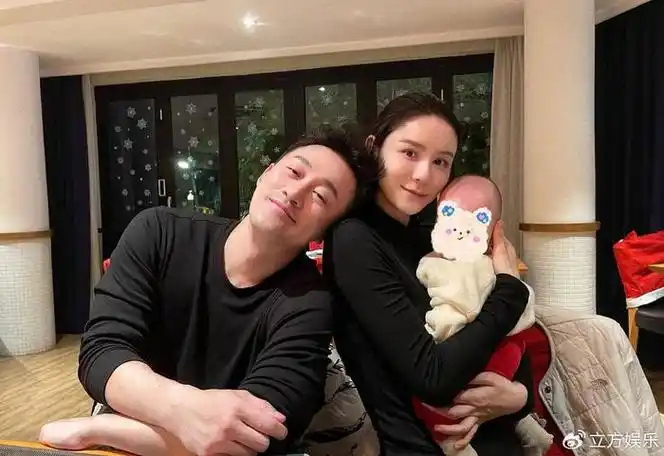 林峯张馨月庆祝结婚四周年 两人举杯自拍恩爱幸福|张馨月|林峯|自拍