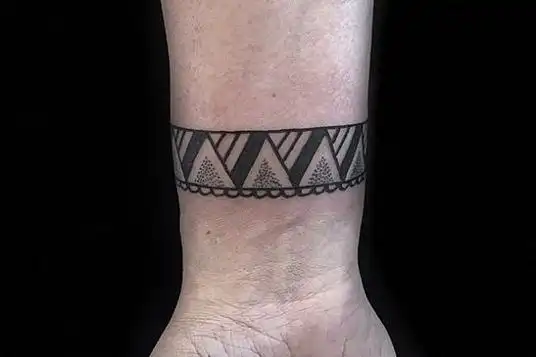 别看手腕纹身位置小,却能做出各种令人惊讶的纹身图案,可精致可霸气
