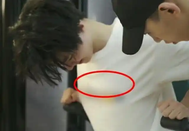 王俊凯正健身突然一双手伸向他的胸肌露出正脸粉丝表示原谅你