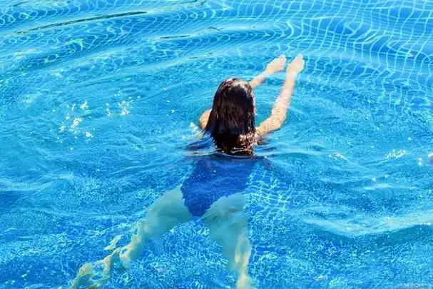 游泳比赛中哪种泳姿速度最快