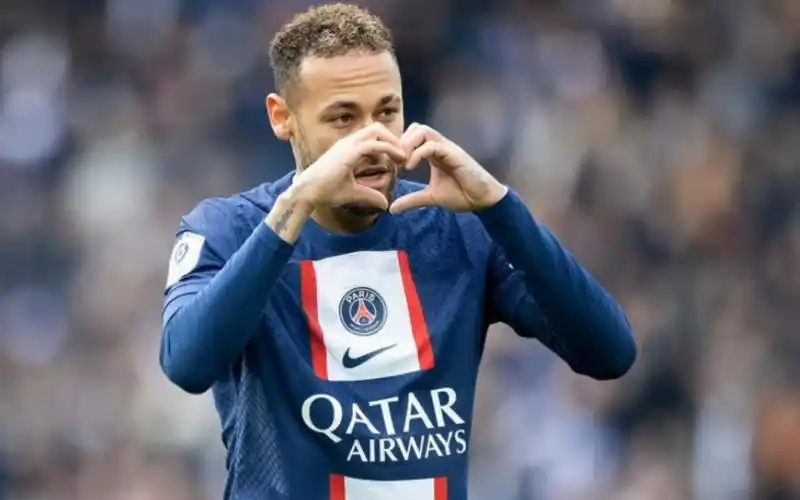 内马尔进球了跳舞比心庆祝