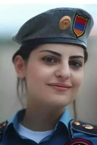 亚美尼亚女人自愿上战场拿武器奔赴前线是英勇还是迫于无奈