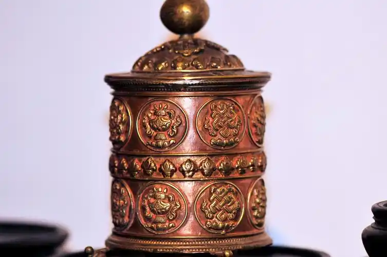 藏传佛教法器錾铜佛八宝转经筒