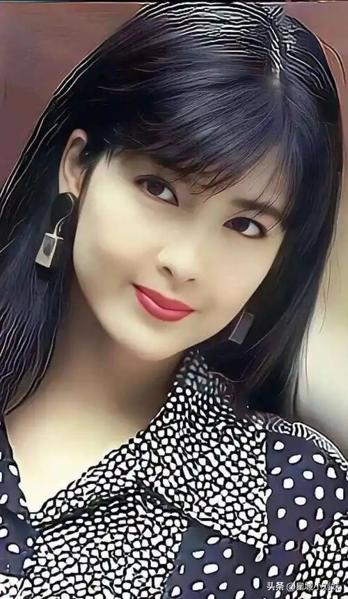 周慧敏:一生只爱一人,坚持只留一个发型,37年没变化_刘海_额头_鹅蛋脸