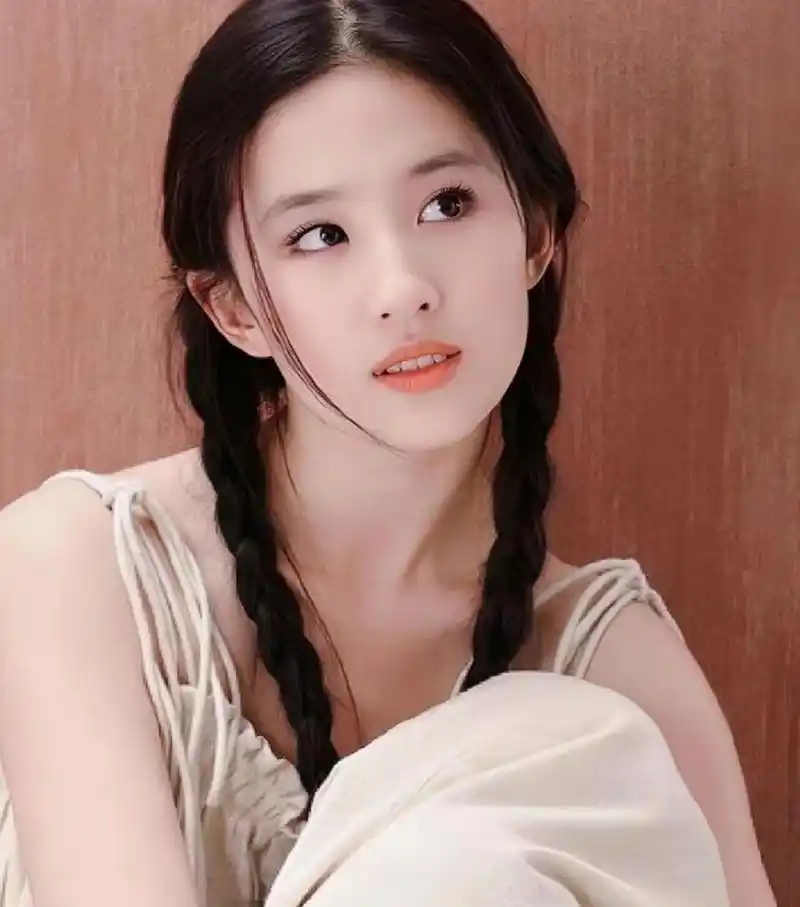 刘亦菲年轻时才叫惊艳时光,早期双麻花辫清纯写真,百看不厌.