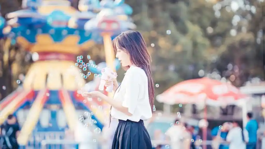 吹泡泡的漂亮女生唯美壁纸