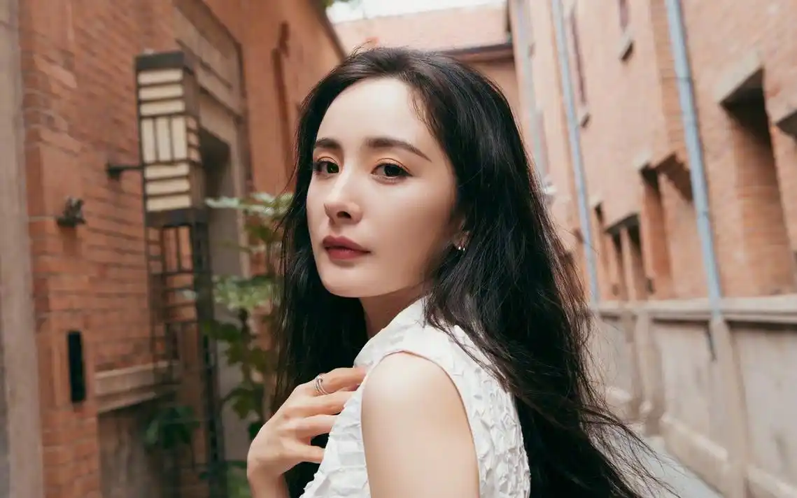 杨幂优雅迷人桌面壁纸69