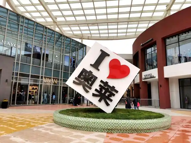 摄影地点:榆次奥特莱斯          摄影内容:奥特莱斯购物中心