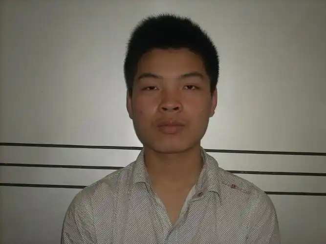 请ps高手帮忙把这张照片p成红底1寸的照片 办高中毕业证,再此感激不尽