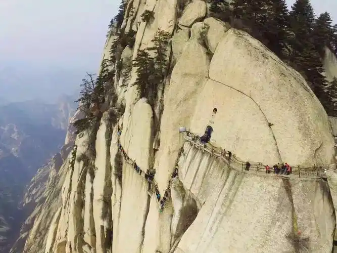 【携程攻略】华山长空栈道景点,位于华山南峰东侧山腰,是华山派第一代